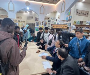 جناح الأزهر بمعرض القاهرة الدولي للكتاب ينظم ورشة للخط العربي للطلاب الوافدين