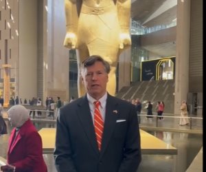 نائب وزير خارجية أمريكا يزور المتحف الكبير ويؤكد: ربنا يبارك فى مصر.. فيديو