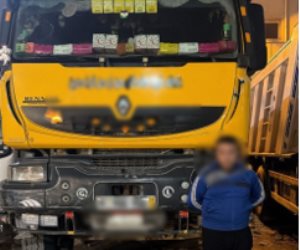 اتخاذ الإجراءات القانونية حيال قائد سيارة نقل ألقى "مخالفات البناء" بأحد المحاور بالقاهرة