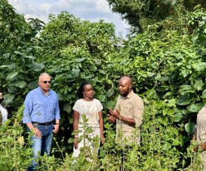 وزير الري ووزيرة البيئة الرواندية يتفقدان محمية نيانديونغو بالعاصمة الرواندية كيجالي