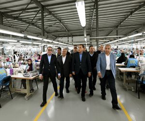 رئيس الوزراء يتفقد مصنع "الجيزة للملابس الجاهزة"