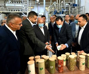 رئيس الوزراء يتفقد مصنع الشركة المتحدة لتجفيف الحاصلات الزراعية