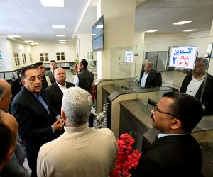 رئيس الوزراء يتفقد سير العمل والخدمات المقدمة للمواطنين بالمركز التكنولوجي لـ"تونا الجبل"
