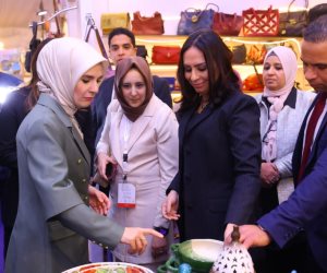وزيرة التضامن الاجتماعي ووزيرة الأسرة التركية تتفقدان معرض "ديارنا للحرف اليدوية والتراثية"