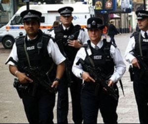 حدث بالفعل ..سطو بالمطرقة فى وضح النهار وأمام المارة على محل مجوهرات بلندن