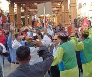 سفير كندا بالقاهرة يرقص مع فرق مهرجان أسوان الدولى.. صور