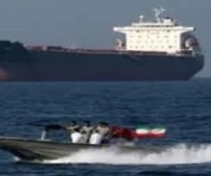 زوارق إيرانية تقترب من ناقلة نفط أمريكية قبالة مضيق هرمز