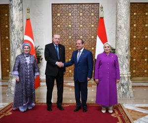 السيدة انتصار السيسى ترحب بزيارة قرينة الرئيس التركى لمصر.. صور