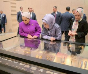 السيدة انتصار السيسى ترافق قرينة الرئيس التركى فى جولة بالمتحف المصرى الكبير.. صور