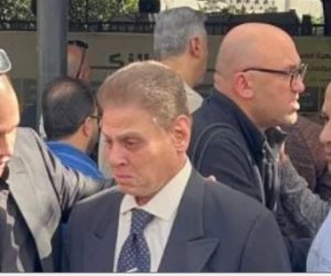 المستشار محمد شيرين فهمى ينهار فى البكاء فى جنازة محمد ناجي شحاته رئيس محكمة الجنايات الأسبق