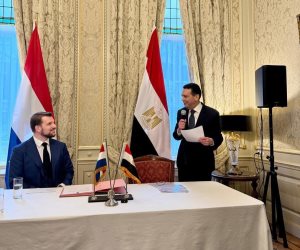سفير مصر بهولندا يشارك في مراسم التسليم الرسمية لرأس حجري نادر منسوب إلى عصر الملك تحتمس الثالث