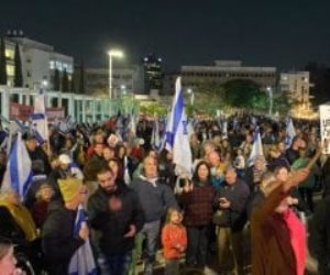 اتساع رقعة الاحتجاجات في إسرائيل .. اعتداءات على المتظاهرين ومطالبات بمحاسبة نتنياهو على "إخفاقات أكتوبر"