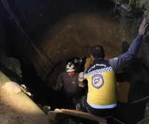  ضريبة " النزوح " .. سوريا تودع 4 شبان في اللاذقية وتستغيث من فيضانات إدلب"تسونامي" شتوي يضرب خيام النازحين