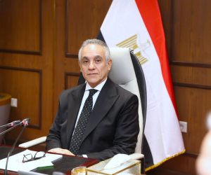 بعد أدائه اليمين الدستورية.. وزير العدل يباشر مهام عمله بالاجتماع مع مساعديه