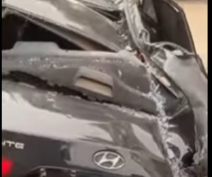 سقوط تندة حديد وتهشم 4 سيارات بسبب الأحوال الجوية بالعاشر من رمضان.. فيديو