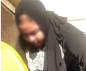 السيطرة على سيدة حاولت القفز هي وابنتها من أعلى عقار في الشرابية (صور)