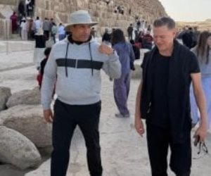 الفنان العالمى براين آدمز وأسرته يزورون منطقة أهرامات الجيزة
