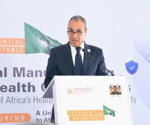 وزير الخارجية يشارك في مائدة مستديرة حول التصنيع المحلي للسلع الصحية كركيزة للأمن والسيادة الصحية في أفريقيا