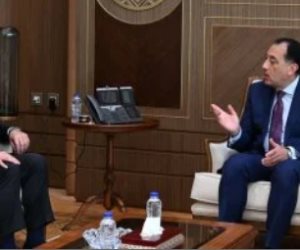 رئيس الوزراء يلتقي محافظ البنك المركزي لبحث عدد من الملفات المهمة