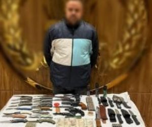 ضبط مدير صفحة إلكترونية للترويج لبيع أسلحة بيضاء ومحدثات صوت بالقاهرة