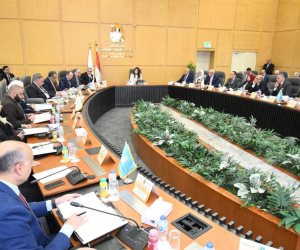 رئيس شركة المقاولون العرب يُقدم لوزير الإسكان تقريرا سنويا لمجلس إدارة الشركة