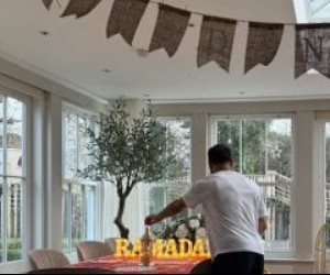 محمد صلاح ينشر صورة من داخل منزله أثناء تحضيره لزينة شهر رمضان الكريم