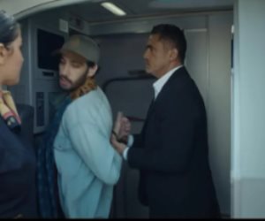 مسلسل رأس الأفعى..  أمير كرارة يسقط عنصرا إرهابيا داخل الطائرة قبل إقلاعها "الحلقة 1"