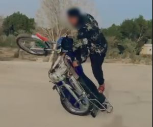 كشف ملابسات قيادة دراجة نارية برعونة وأداء حركات استعراضية بالفيوم