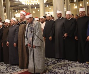 ثانى ليالى التراويح فى أجواء إيمانية مهيبة بمسجد الإمام الحسين