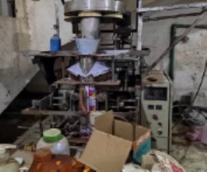 ضبط 8 أطنان منظفات صناعية ومواد خام مجهولة المصدر داخل مصنع بدون ترخيص بالقاهرة