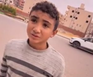 طفل بـ100 راجل.. أيمن مصطفى يكرم محمود بطل الصعيد في «حياة كريمة».. (فيديو)