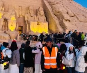 آلاف السائحين يصطفون فى طابور لمشاهدة تعامد الشمس بأبوسمبل.. صور