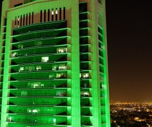 برج وزارة الشؤون الإسلامية يتوشح بالأخضر احتفاء بيوم التأسيس