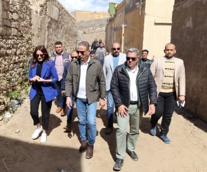 محافظ الجيزة يتفقد منطقة نزلة السمان لمتابعة مشروعات تطوير المناطق المحيطة بالأهرامات