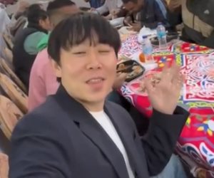 بلوجر أجنبي يوثق لحظة انبهاره بأجواء رمضان بمصر بمائدة الرحمن الذي نظمها حزب حماة الوطن بالقاهرة (فيديو)