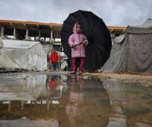 الأمطار تُغرق خيام النازحين الفلسطينيين وتُعمق مأساتهم في مواصي خانيونس