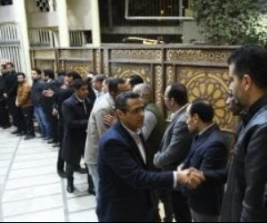 نقيب الصحفيين وأعضاء مجلس النقابة يقدمون العزاء فى الزميل محمود نصر