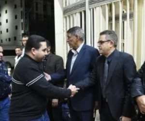 أكرم القصاص ويحيى قلاش يقدمان واجب العزاء فى الزميل محمود نصر