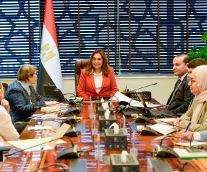 وزيرة التنمية المحلية والبيئة تبحث مع وفد جمعية محبي الأشجار التعاون في تشجير عدد من المحاور بالأحياء