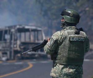 بعد مقتل "رأس الأفعى "..10 آلاف جندي يحاولون استعادة السيطرة على مدن المكسيك المشتعلة