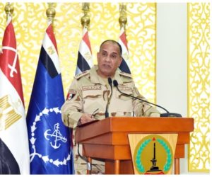 وزير الدفاع يشارك عدداً من مقاتلي القوات المسلحة بقيادة الجيش الثاني الميداني تناول وجبة الإفطار (صور)