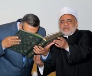 مصحف بماء الذهب هدية شيخ الأزهر لمحافظ قنا تقديرا لمكانة جده الإمام الببلاوى