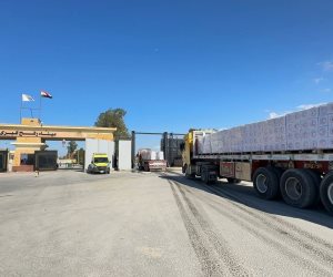 قوافل "الهلال الأحمر المصرى" تتدفق على غزة.. واستقبال وتوديع المرضى والمصابين بمعبر رفح