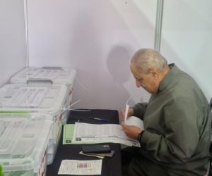 إبراهيم محلب يدلى بصوته فى انتخابات نقابة المهندسين 