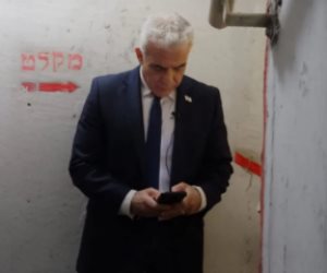 زعيم المعارضة الإسرائيلية يختبئ داخل ملجأ فى تل أبيب هربا من صواريخ إيران