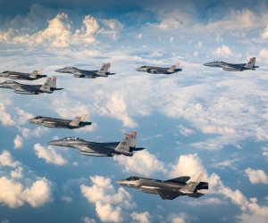 الشرق الأوسط  تحت "الحظر الجوي"..  شلل في حركة الملاحة.. بغداد والكويت تغلقان أجواءهما.. وتحذيرات أمريكية لرعاياها  بالخليج ولبنان يحذر من "المغامرات"