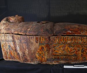 وزارة السياحة والآثار: العثور على "خبيئة من التوابيت الملونة لمنشدي آمون" وثماني برديات نادرة من عصر الانتقال الثالث بالقرنة بالأقصر