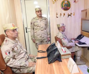 وزير الدفاع والإنتاج الحربي يتفقد الجاهزية القتالية للمنطقة المركزية العسكرية ويشارك المقاتلين وجبة الإفطار
