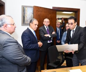 وزير الخارجية يتفقد خلية العمل المشكلة بالقطاع القنصلي لمتابعة أوضاع الجاليات المصرية بالمنطقة