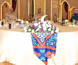 الفريق أشرف سالم زاهر يلتقى مقاتلى القوات البحرية والمنطقة الشمالية ويشاركهم تناول وجبة الإفطار